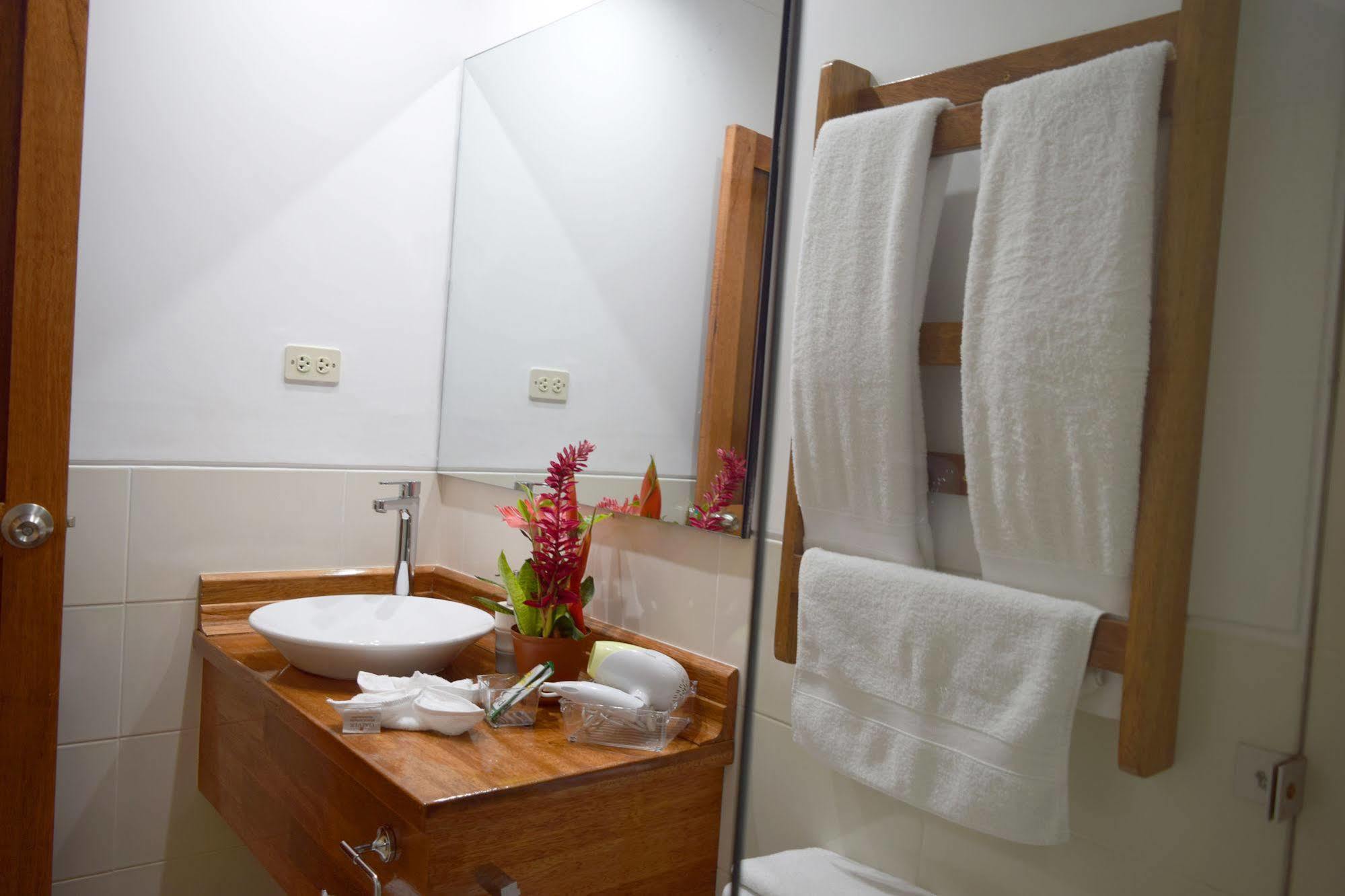 Hotel Jungle House Икитос Экстерьер фото